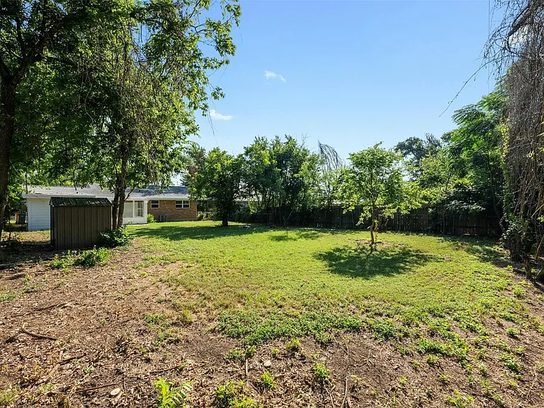 2409 Devonshire Dr — Photo 24