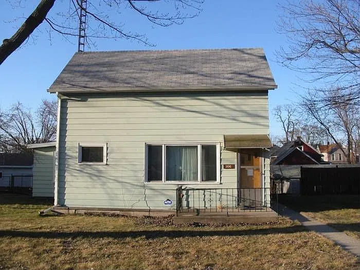 206 Main St photo 1
