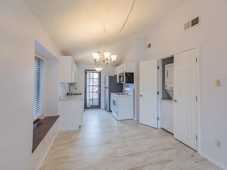 762 Stafford Ct — Photo 8
