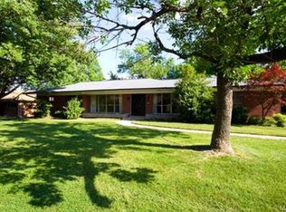 8 Birnawoods Ln, Saint Louis, MO 63132