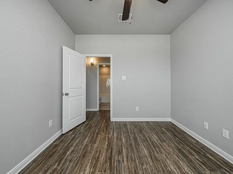 1368 Kingsgate Dr — Photo 35