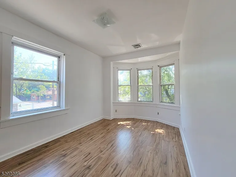551 Franklin Ave #2R — Photo 7