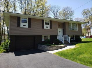 5 Red Coat Ln, Mountain Top, PA 18707