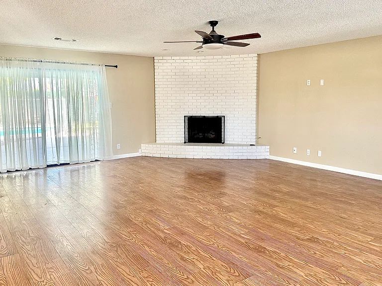 1872 N Hope Ave — Photo 4