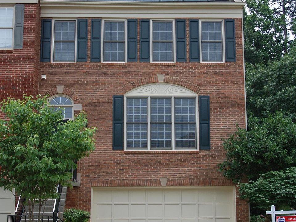 3-level End Unit Luxury Townhouse