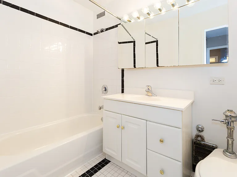 4100 N. Marine Dr. — Photo 26