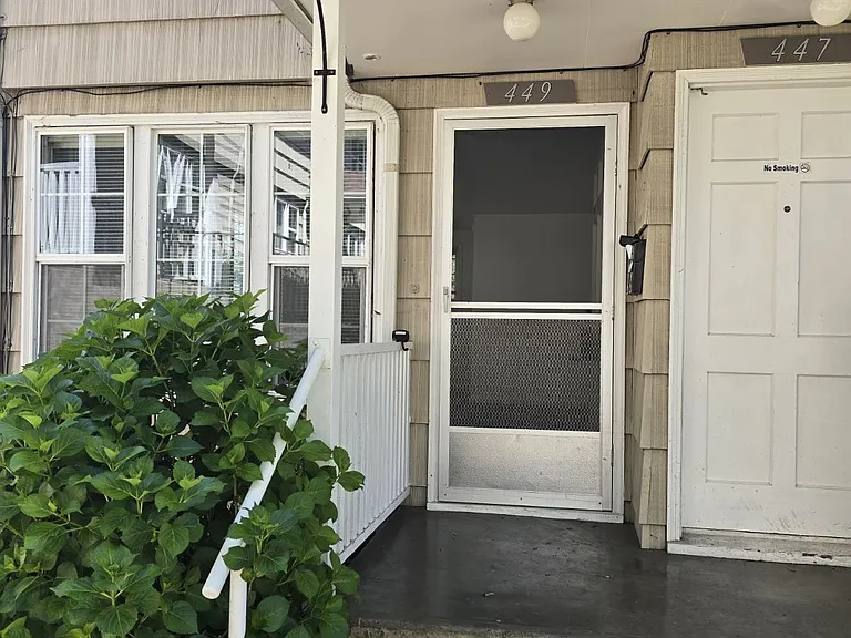 449 NE Winchester St — Photo 2