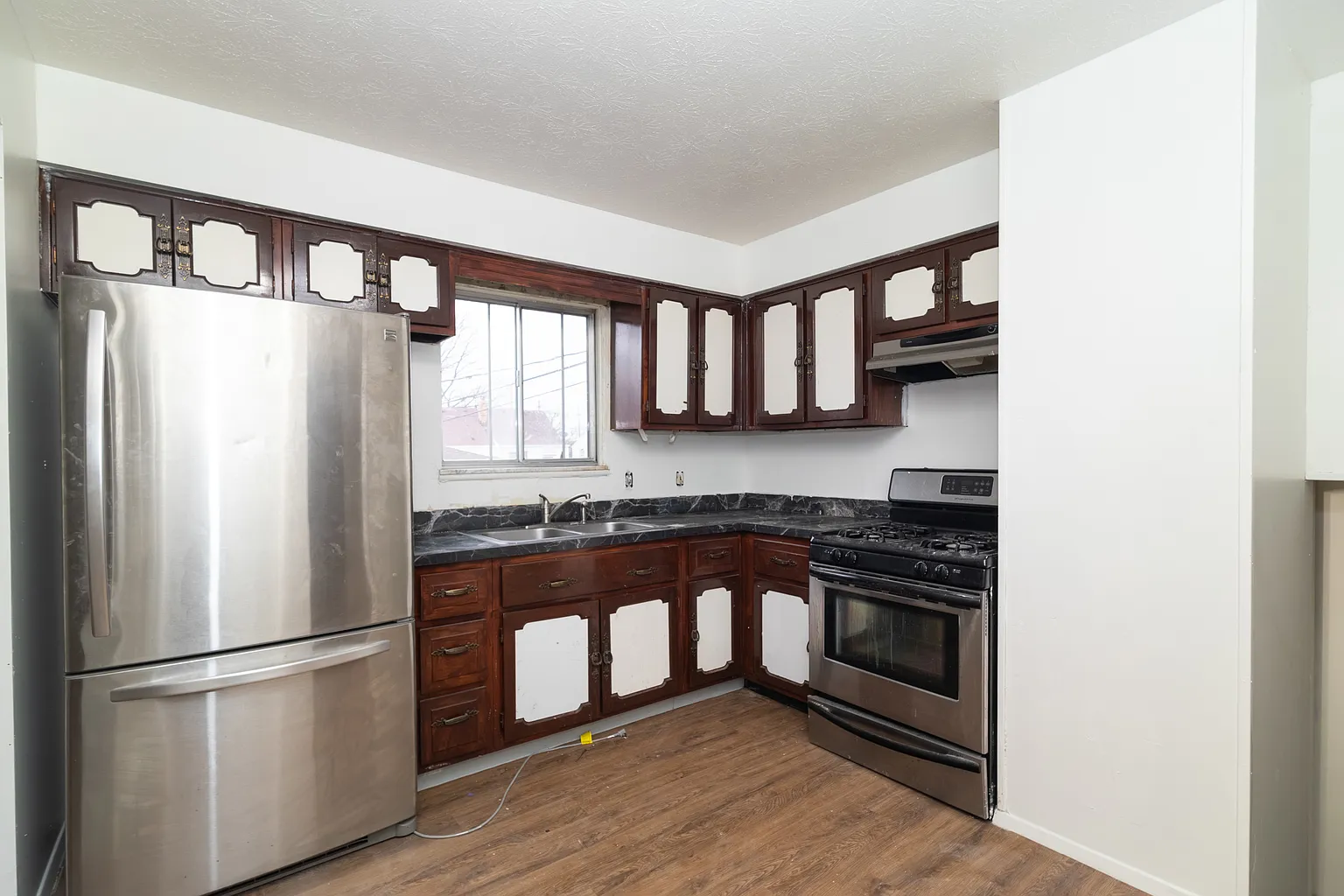 18716 Restor Ave photo 1