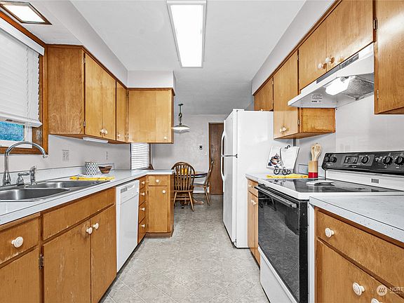 5th image of 1011 Lake Terrace Drive SW