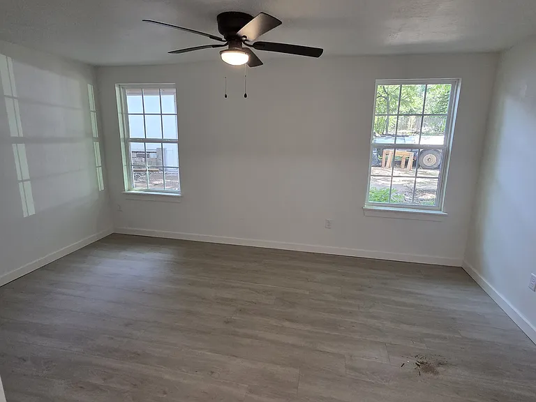 704 W Avenue B — Photo 27