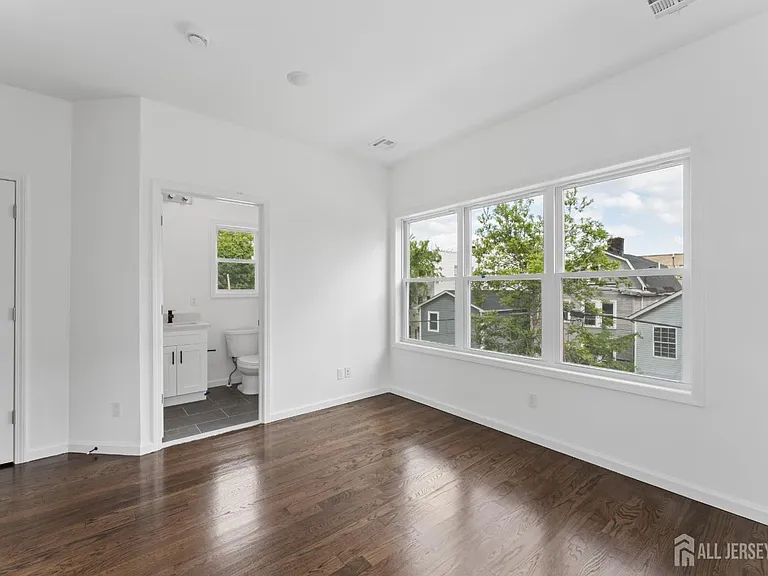 910 Bergen St #2 — Photo 8