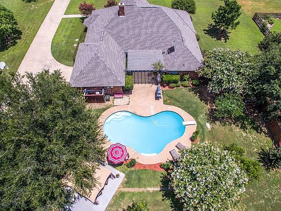 2nd image of 1011 N Meadow Ct