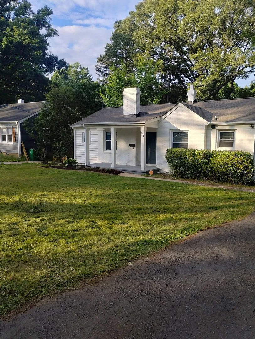 Charming Home, open floor plan close to Charlotte, shopping, airport — Photo 2