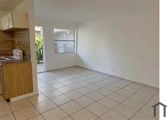 525 N 62nd Ave — Photo 3
