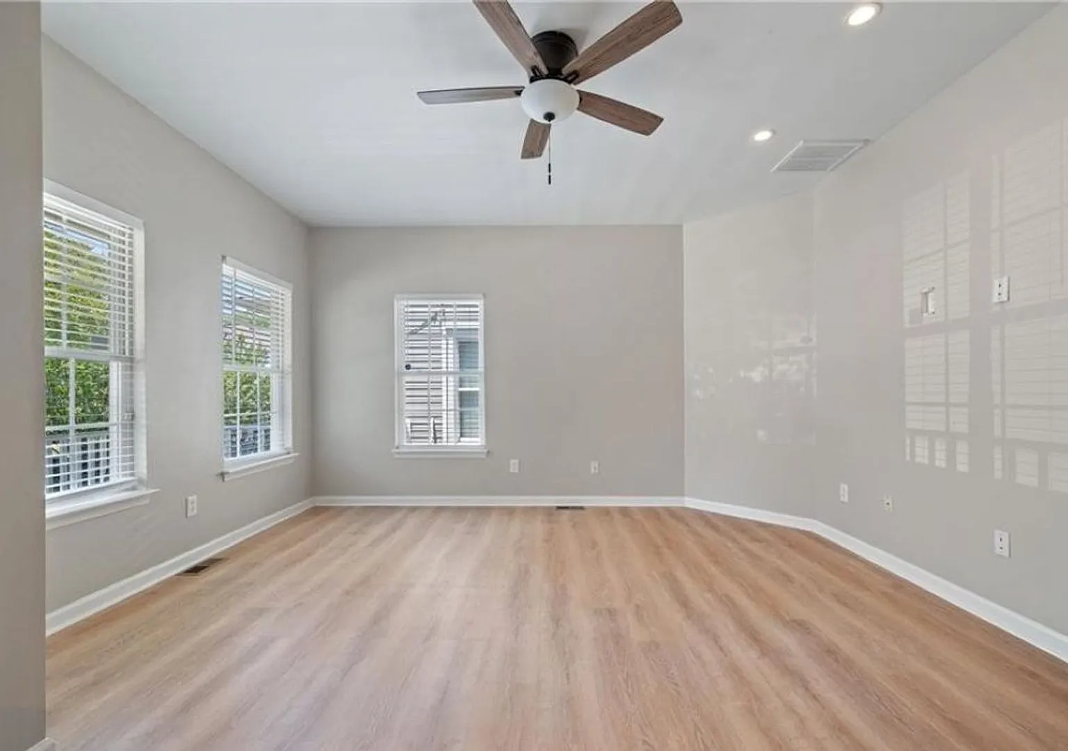 Beautiful 4 Bedroom - Old Dominion Place — Photo 4
