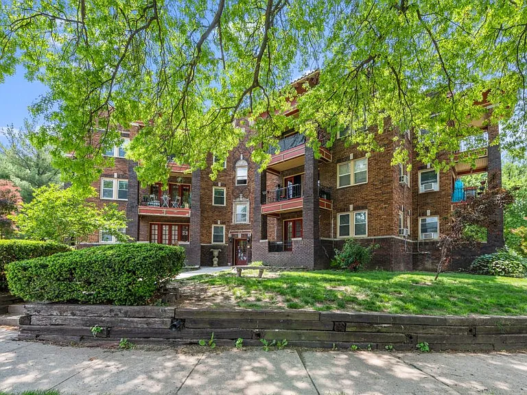 2732 Charlotte St — Photo 1