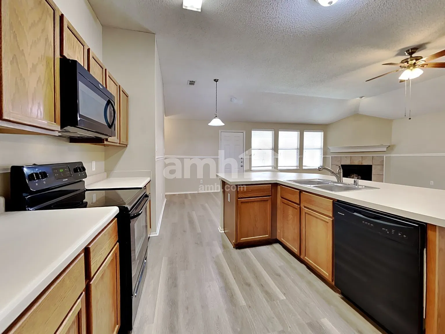 3 bed, 2.0 bath, 1932 sqft, $2,195 — Photo 3