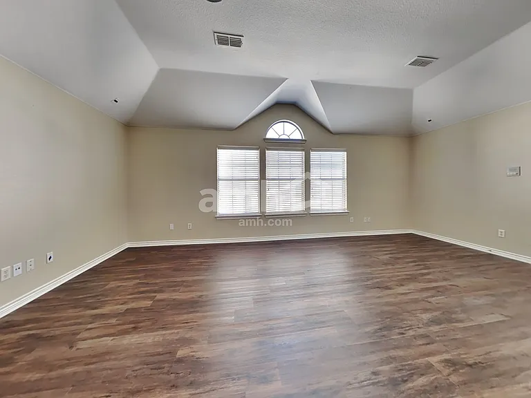 404 Roundrock Ln — Photo 15