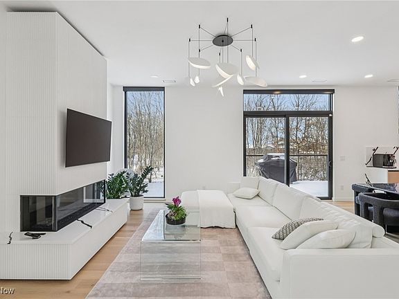3rd image of 28290 Hallberg Dr