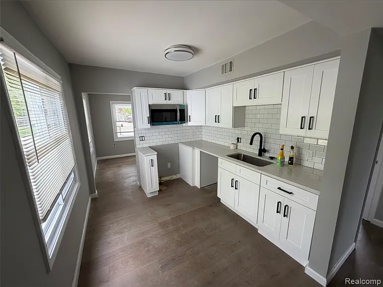 21631 Colgate St — Photo 2