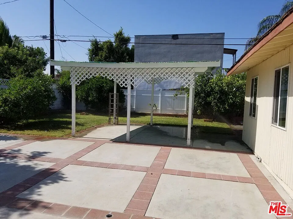 3 bed, 2.0 bath, 1310 sqft, $4,395 — Photo 4