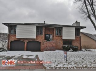 1421 Manchester Dr, Lincoln, NE 68528