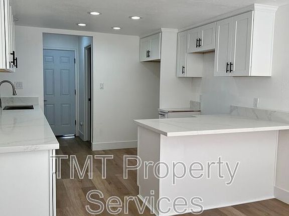 5th image of 610 E Newlove Dr APT I