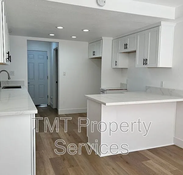610 E Newlove Dr #I — Photo 5