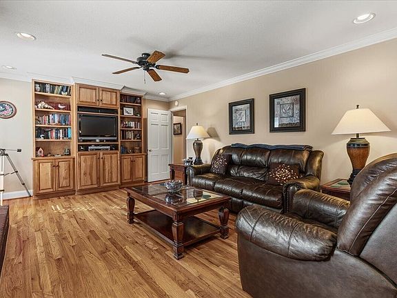 4th image of 1101 Brentwood Dr