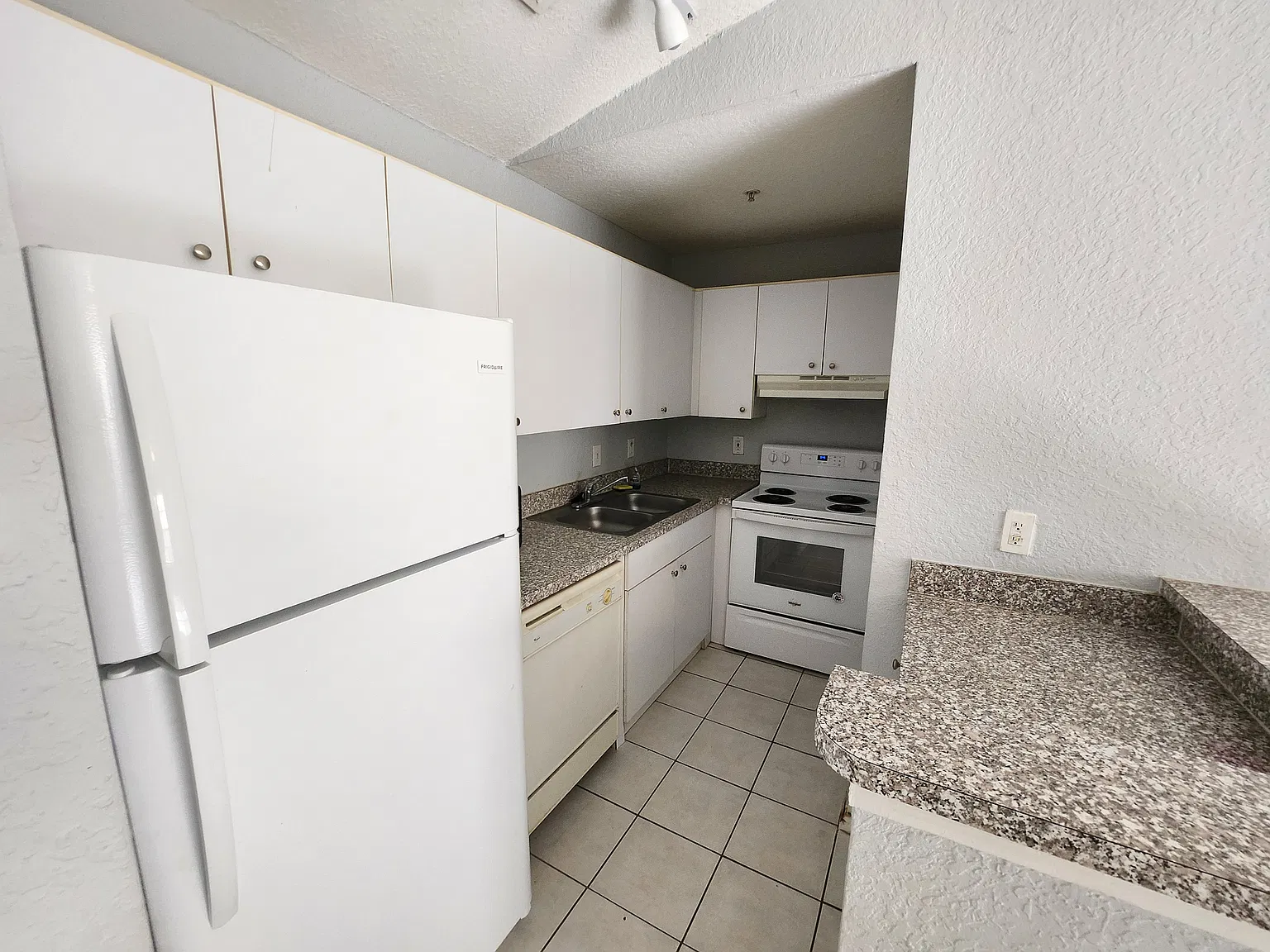 Metrowest 1/1 condo — Photo 3