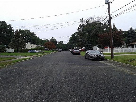5th image of 34 Montauk Ave