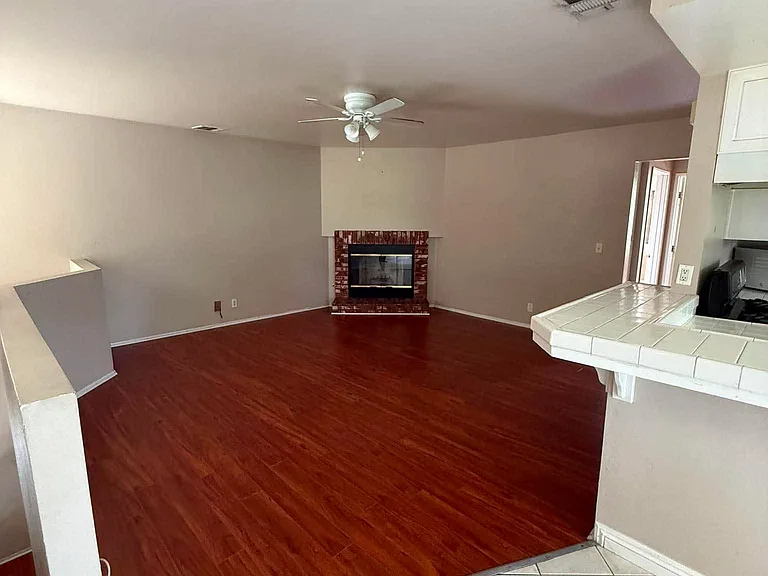 607 E Phillips Blvd — Photo 2
