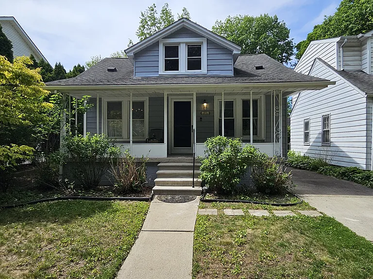 Roslyn Rd — Photo 1