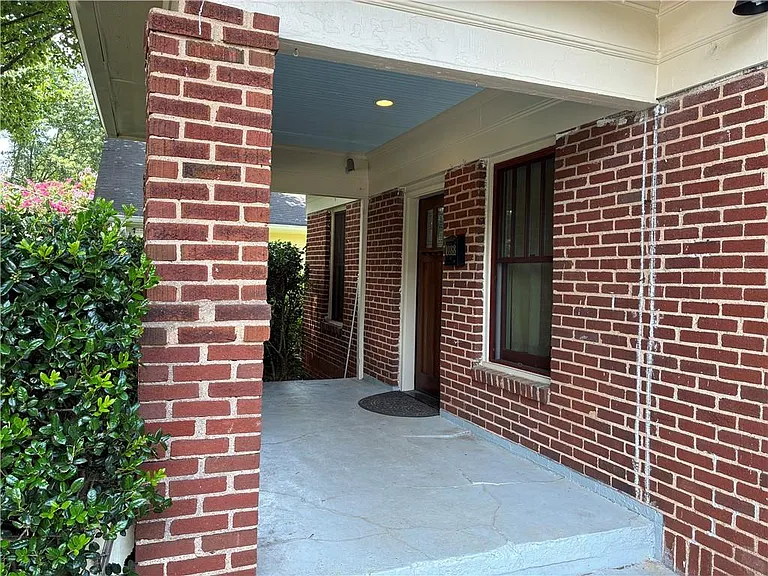1088 Sanders Ave SE — Photo 1