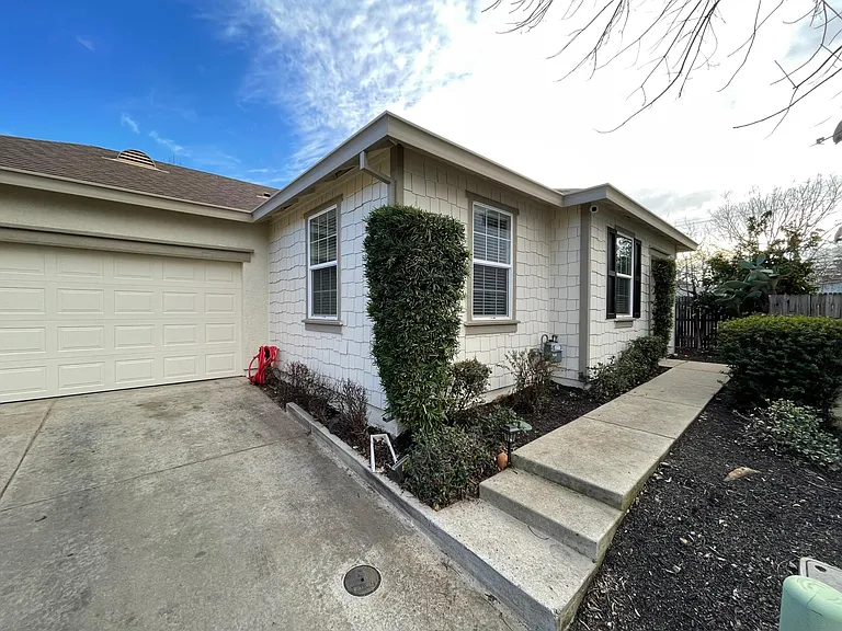 868 Holley Ct — Photo 2