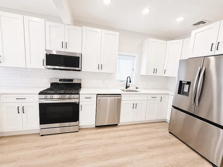 24 Sunderland Ave — Photo 8
