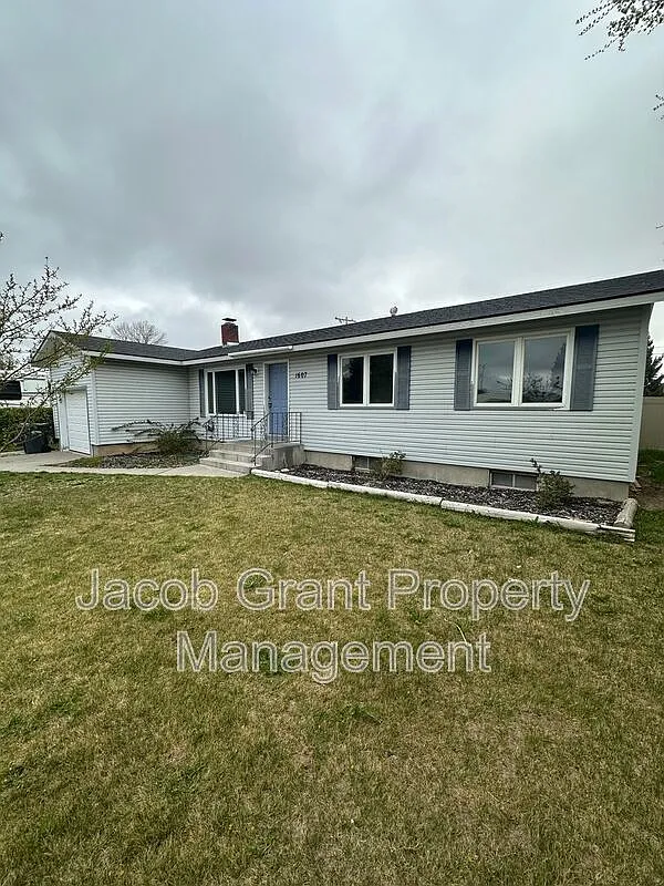 Building Photo - 1607 Halsey St