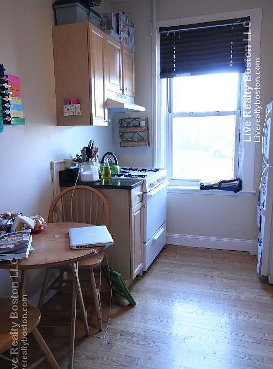 2nd image of 33 Highgate St APT 2R