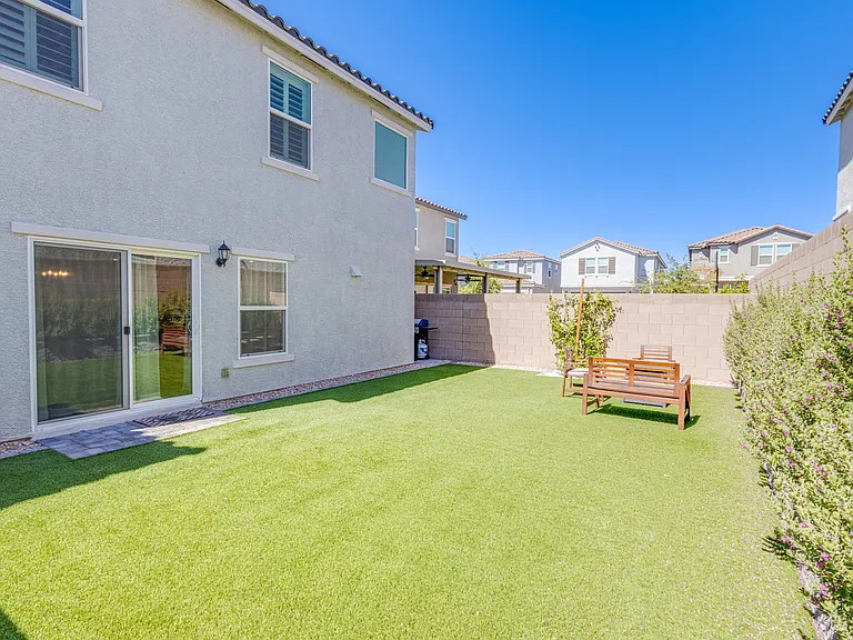 Lush Oasis Ave — Photo 27