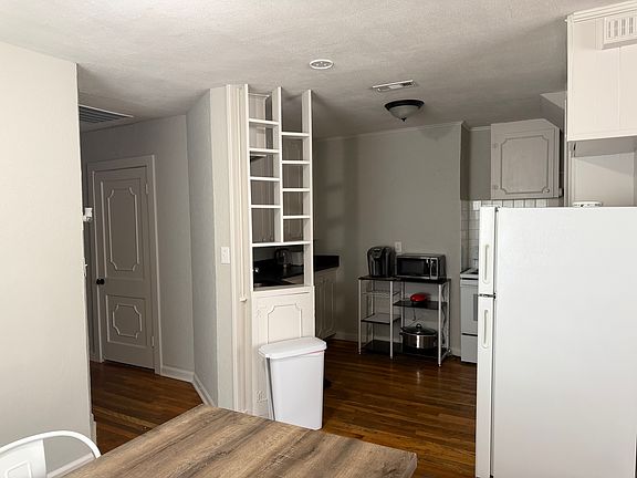 5th image of 909 E 59th St