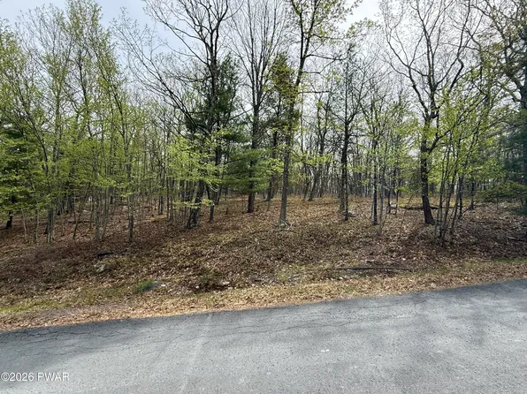 35 Ponderosa Pine Rd, Hawley, PA 18428