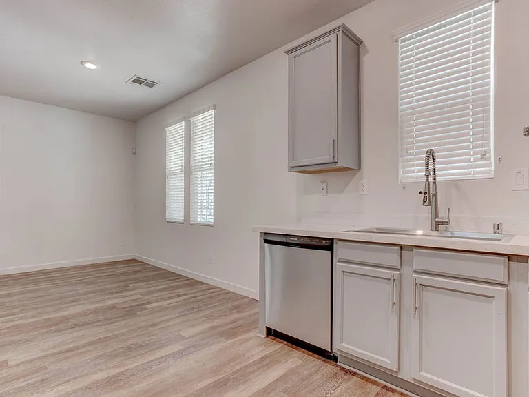 2049 Rockburne St — Photo 10