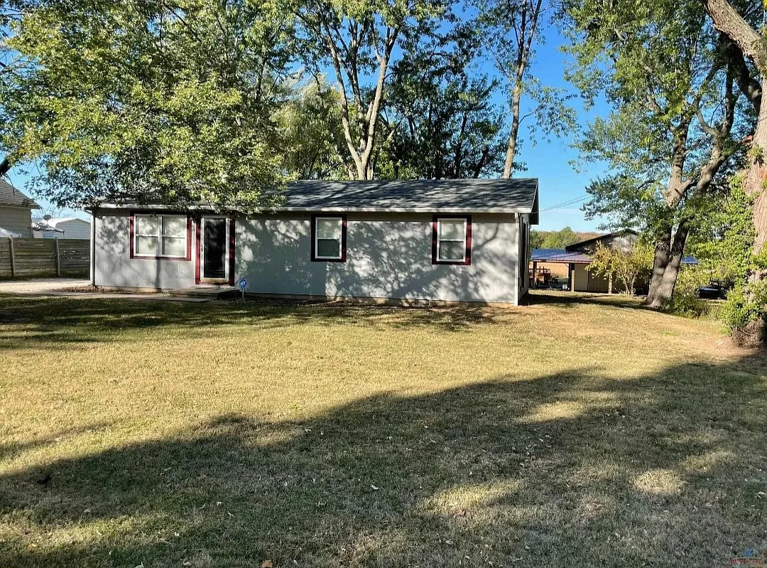 Building Photo - 44 Circle Dr