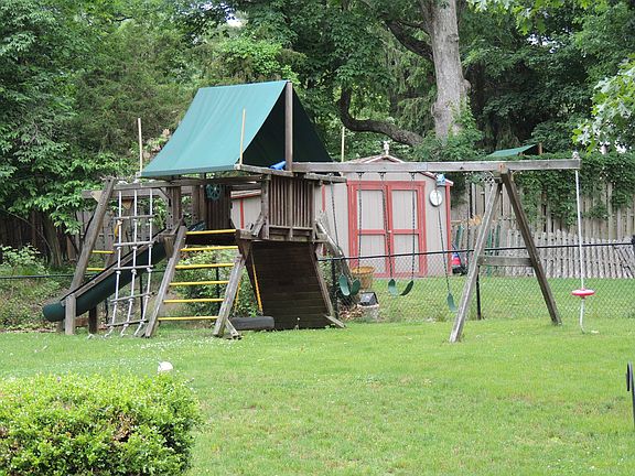 5th image of 32 Forestdale Ave