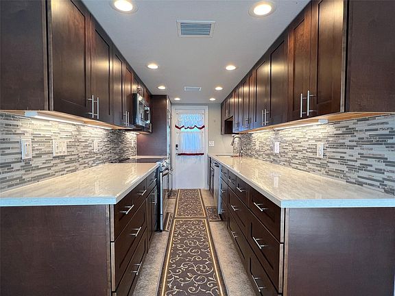 4th image of 1015 SE 15th Street #6d