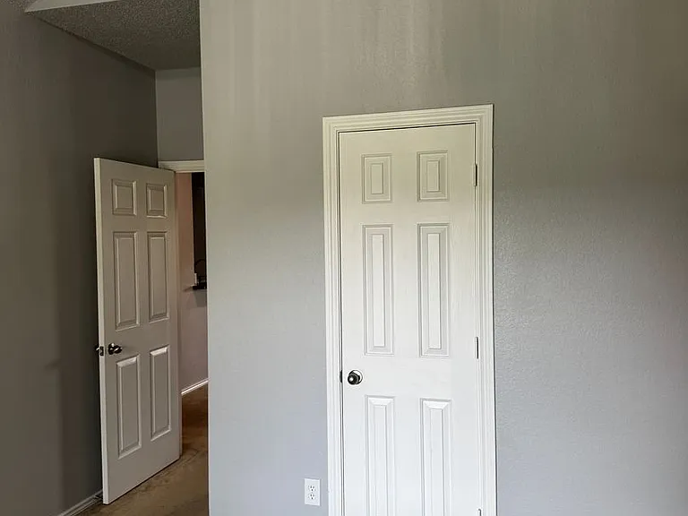 10008 York Ave — Photo 8