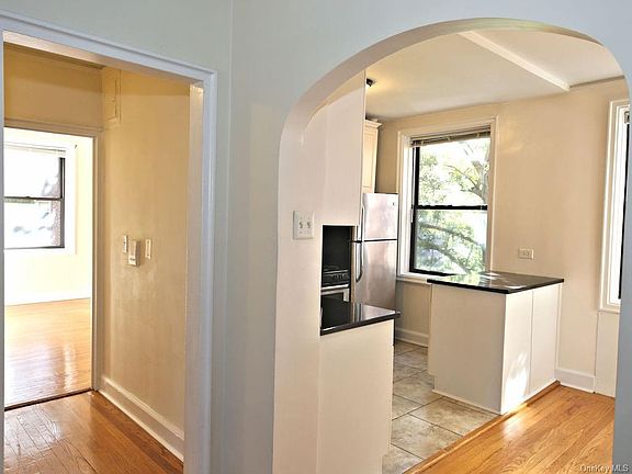 3rd image of 424C Larchmont Acre W #4C