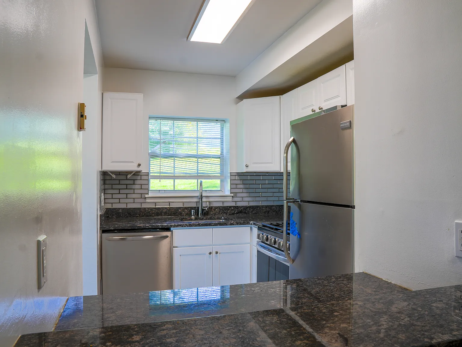 2 bed, 950 sqft, $2,400 — Photo 4