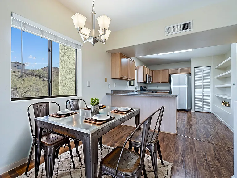311 N Hillside Dr — Photo 5