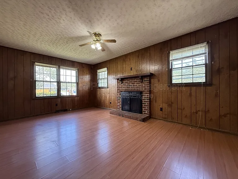 1804 Sherwood Dr — Photo 9
